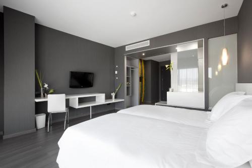 A bed or beds in a room at Hotel MasMonzon