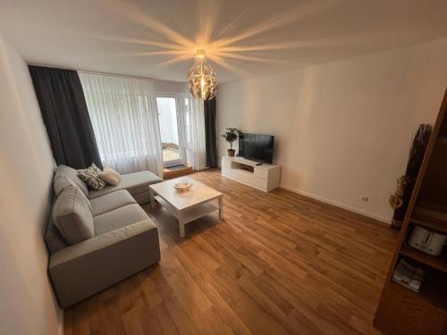 a living room with a couch and a table at Messenahe Moderne Zwei-Zimmer-Wohnung 42qm in Ratingen
