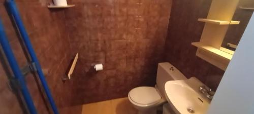 a bathroom with a white toilet and a sink at Apartamento a pie de Pistas con Parking Privado in Pas de la Casa