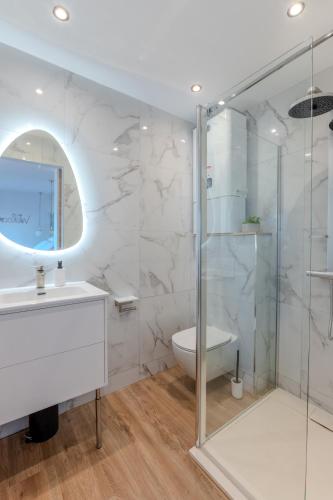 une salle de bain avec une douche en verre et des toilettes dans l'établissement Studio vue montagne, à Grenoble