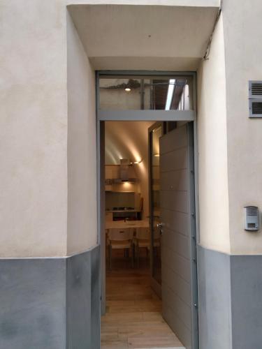 an open door leading into a room with a table at Casa 57 in Lovere