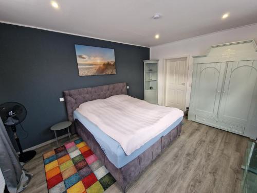 a bedroom with a bed and a painting on the wall at Ferienwohnung Schleswig Friedrichsberg Nähe von Schlei in Schleswig
