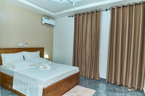 Una cama o camas en una habitación de Kayona Home Appartement T3 Balcon-Netflix-Wifi-Parking SERVICESConciergerie