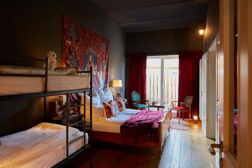a bedroom with two bunk beds and a dining room at Wizard Apartment Hamburg - 3 Schlafzimmer - 156 qm mit Dachterrasse - bis 10 Personen - Dusche & Badewanne - Küche - Smart TV - kostenloser Parkplatz in Hamburg