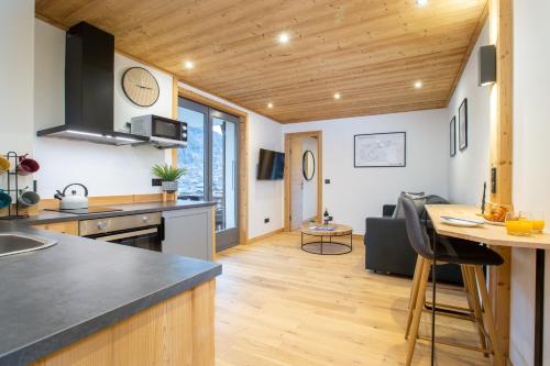 - une cuisine et un salon avec un comptoir et une table dans l'établissement Well located stylish 1 bed apartment, à Morzine