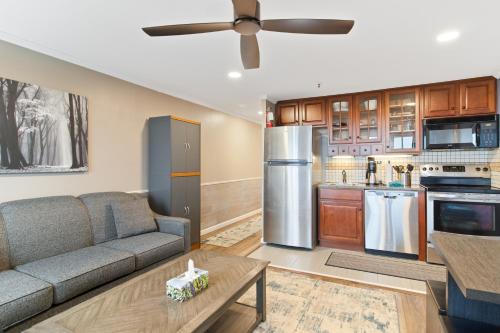 Dapur atau dapur kecil di ML288 New Deck Great Views EZ Parking WiFi Retreat