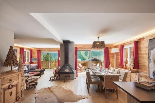 un salon avec une table et une cheminée dans l'établissement FRGK 