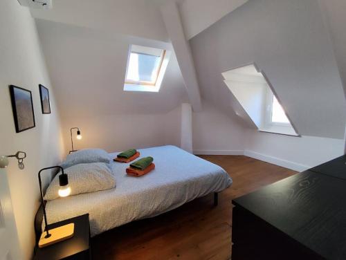 - une chambre avec un lit avec deux oreillers et deux fenêtres dans l'établissement Appartement le Sommet, à Argelès-Gazost