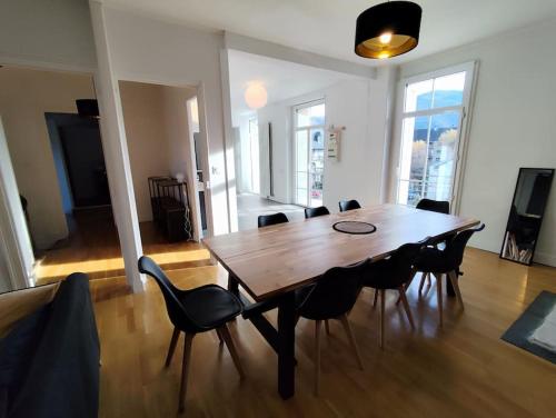 une table et des chaises en bois dans un salon dans l'établissement Appartement le Sommet, à Argelès-Gazost