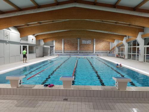 - une grande piscine avec des personnes dans l'établissement Maison de Vacances, à Morbier