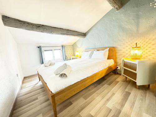 une chambre avec un grand lit et une fenêtre dans l'établissement Loge de l'Opéra à 200 m du Palais des Papes, à Avignon