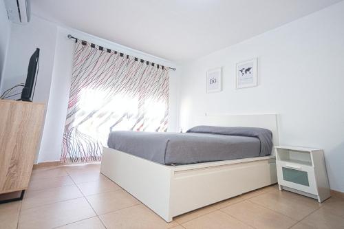 A bed or beds in a room at Apartment Jilguero Sunny