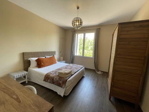 une chambre avec un lit et une fenêtre dans l'établissement Villa l'Angelus - Prestigious renovated property, à Noves