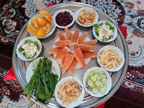 ルクソールにあるVilla Giulio - Guest Houseのテーブルの上に置かれた食べ物の載ったトレイ