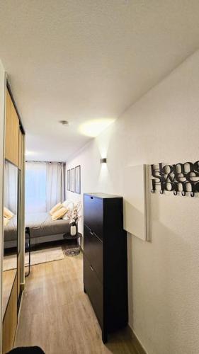 une chambre avec un couloir et une chambre avec un lit dans l'établissement Studio 45 Arche Défense et Salle Arena Parking gratuit wifi haut débit, à Courbevoie