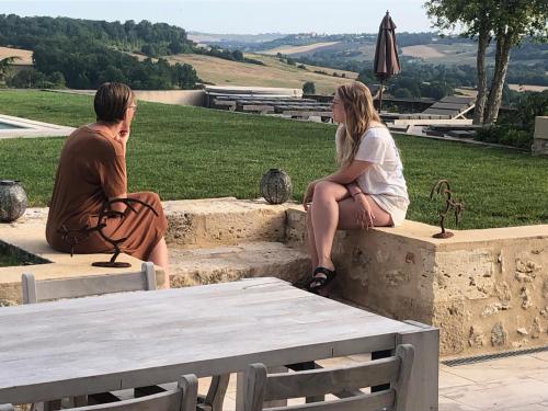 Un homme et une femme assis à quelques pas dans l'établissement B&B La Mirande de Saint-Clar, à Saint-Clar