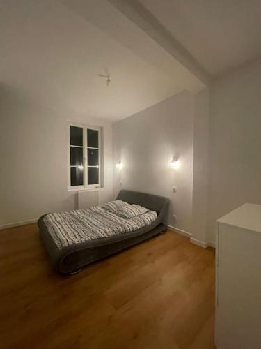 une chambre avec un lit dans le coin d'une pièce dans l'établissement Maison Hyper Centre - 200 M GARE, à Tours