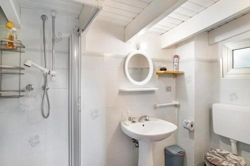 Ένα μπάνιο στο Hermit Room in The Ghost Town of Zerni