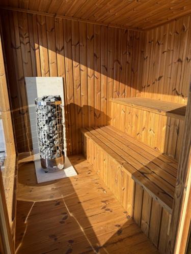 a wooden sauna with a vase in the middle at CzorsztynLakePL in Kluszkowce