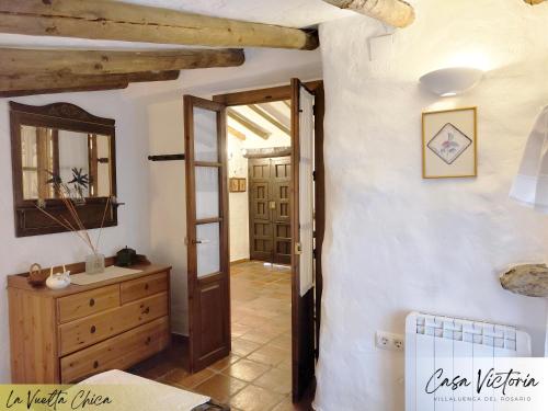 a hallway with a door open to a room at Conjunto Rural Casa Victoria in Villaluenga del Rosario