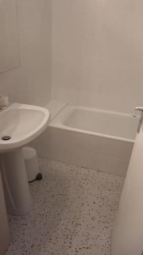 une salle de bain avec un lavabo, une baignoire et des toilettes dans l'établissement A 4 minutes de la plage dans le meilleur quartier, à Nice