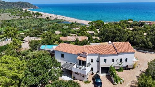 una vista aérea de una casa en la playa en Maison Bord'eau, en Sainte-Lucie de Porto-Vecchio