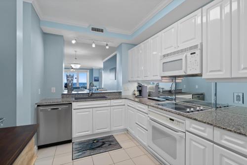 Köök või kööginurk majutusasutuses Beach Colony West Unit PH2C