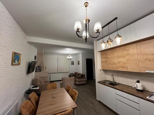 Una cocina o cocineta en Sunny Villa 2