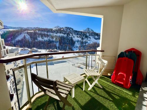 d'un balcon avec deux chaises et une vue sur la montagne. dans l'établissement 2 Pièces ISOLA 2000 - FRONT DE NEIGE, à Isola 2000