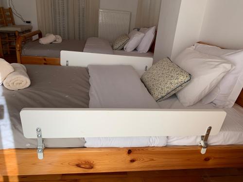 two twin beds in a room with at Madelulu House in Pramanta