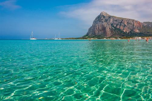 una gran masa de agua con una montaña en el fondo en Valentina Apartments Trapani, en Trapani