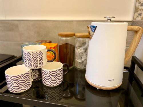 Příslušenství pro přípravu čaje a kávy v ubytování Charming 1 bed Georgian Apartment in Kildare