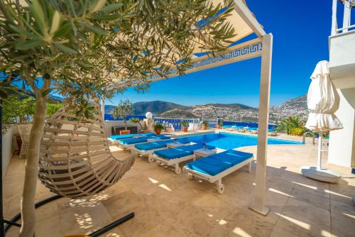 una piscina con tumbonas y una piscina en ViLLA SİRİ, en Kas