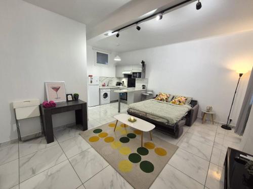 un salon avec un canapé et une table dans l'établissement Studio rénové au centre ville (15 min de la plage), à Nice