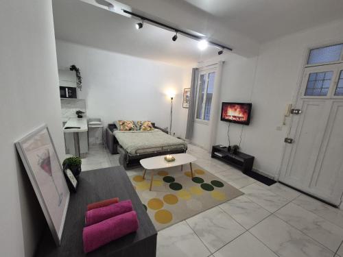 Studio rénové au centre ville (15 min de la plage)