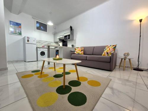 Studio rénové au centre ville (15 min de la plage)