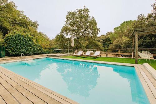 - une piscine avec une terrasse en bois et des chaises dans la cour dans l'établissement New! 5bed & 5bath Villa close the sea and Ceret, à Saint-Jean-Pla-de-Corts