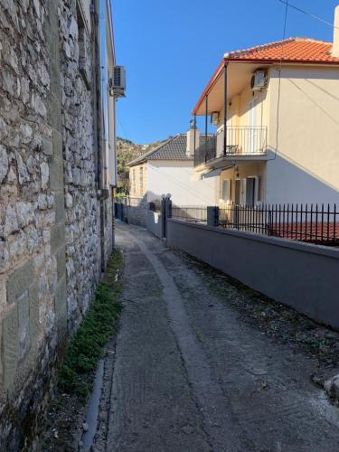 an alley between a building and a wall at Madelulu House in Pramanta