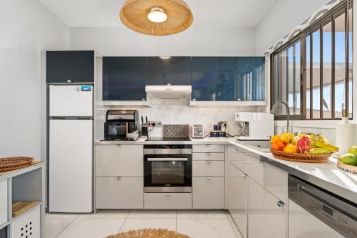 Kuchyň nebo kuchyňský kout v ubytování Ayia Napa Villa Jasmine Sirens Beach Dom na Cyprze