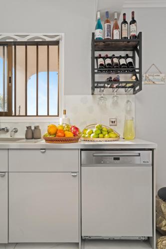 a kitchen with a counter with a bowl of fruit at Villa Jasmine Sirens Beach, CYPR - Dom na Cyprze in Ayia Napa