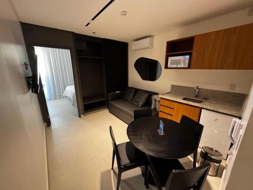 una piccola cucina e un tavolo in una piccola stanza di Porto Alto Resort a Ipojuca