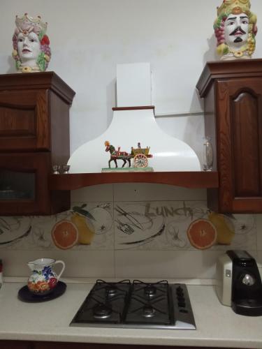 Kuchyň nebo kuchyňský kout v ubytování B&B La Piazza di Niscemi