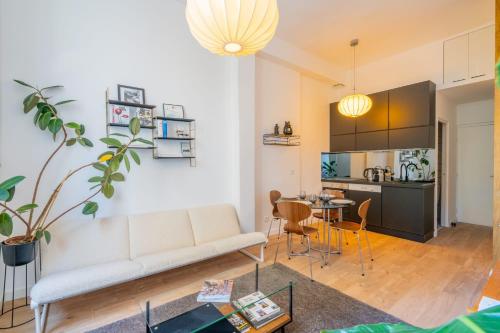 un salon avec un canapé blanc et une table dans l'établissement Chez Ninette, le Vieux-Port à 2 minutes à pied, à Marseille