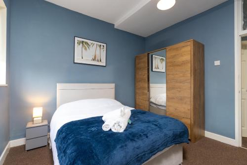 a bedroom with a bed with two stuffed animals on it at HIGH STREET APARTMENT, SLEEPS 6 GUESTs! in Bedworth