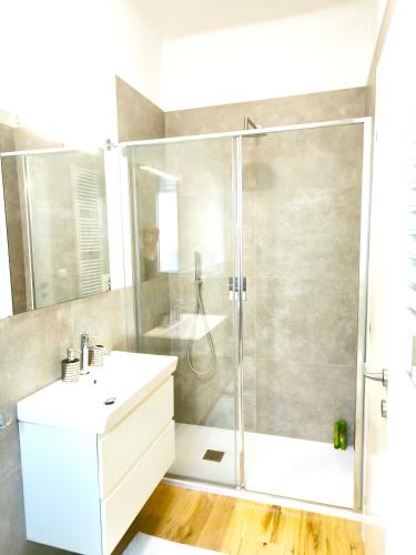 a bathroom with a shower and a white sink at Appartamento "Laghetto 1" con tre camere e bagni privati cucina in condivisione in Castel San Pietro Terme