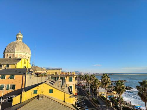 Vue générale sur la mer ou vue sur la mer prise depuis l'appartement