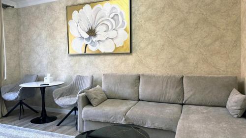 un salon avec un canapé et une table dans l'établissement Abay street- Tashkent city center, à Tachkent