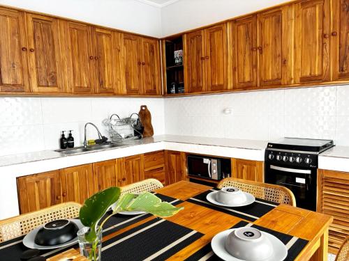 Η κουζίνα ή μικρή κουζίνα στο Peaceful Private 4 BR YY Bali Villa, Jimbaran Nusa Dua, In Central Kuta