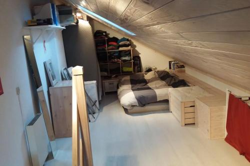 Ένα ή περισσότερα κρεβάτια σε δωμάτιο στο Duplex Huez 38m2 4 personnes - WiFi - à 50 m des pistes