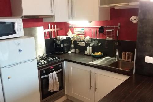 Η κουζίνα ή μικρή κουζίνα στο Duplex Huez 38m2 4 personnes - WiFi - à 50 m des pistes